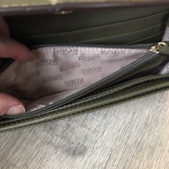 Beautiful Michael Kors Green Crossbody - Picture 7 of 12